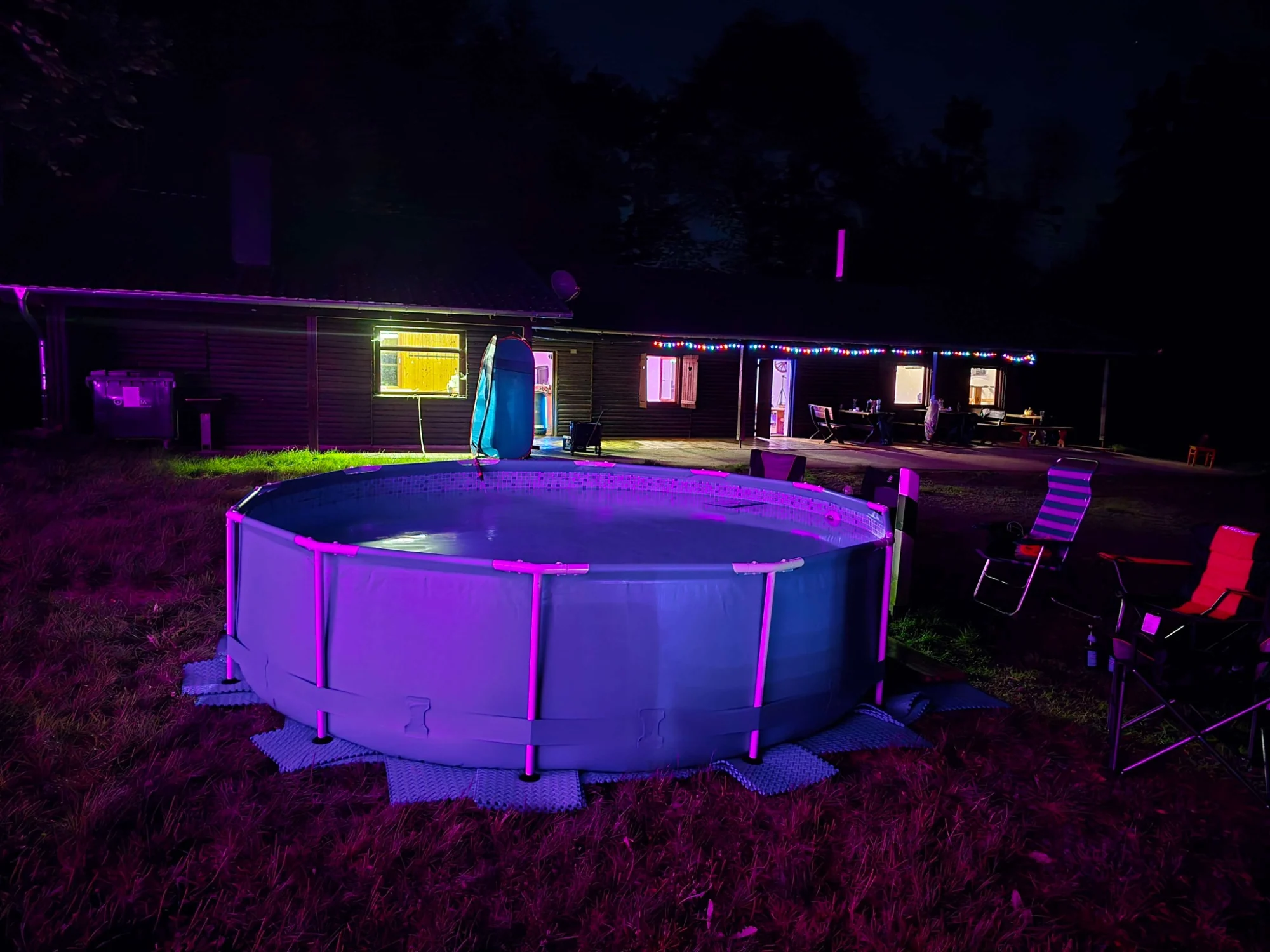 Großer Pool vor dem beleuchteten Steinbruch beim Rudelbums